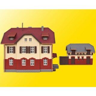 Kibri 37112 - Spur N Eisenbahner-Wohnhaus mit Nebengebäude inkl. Hausbeleuchtungs-Startset, Funktionsbausatz